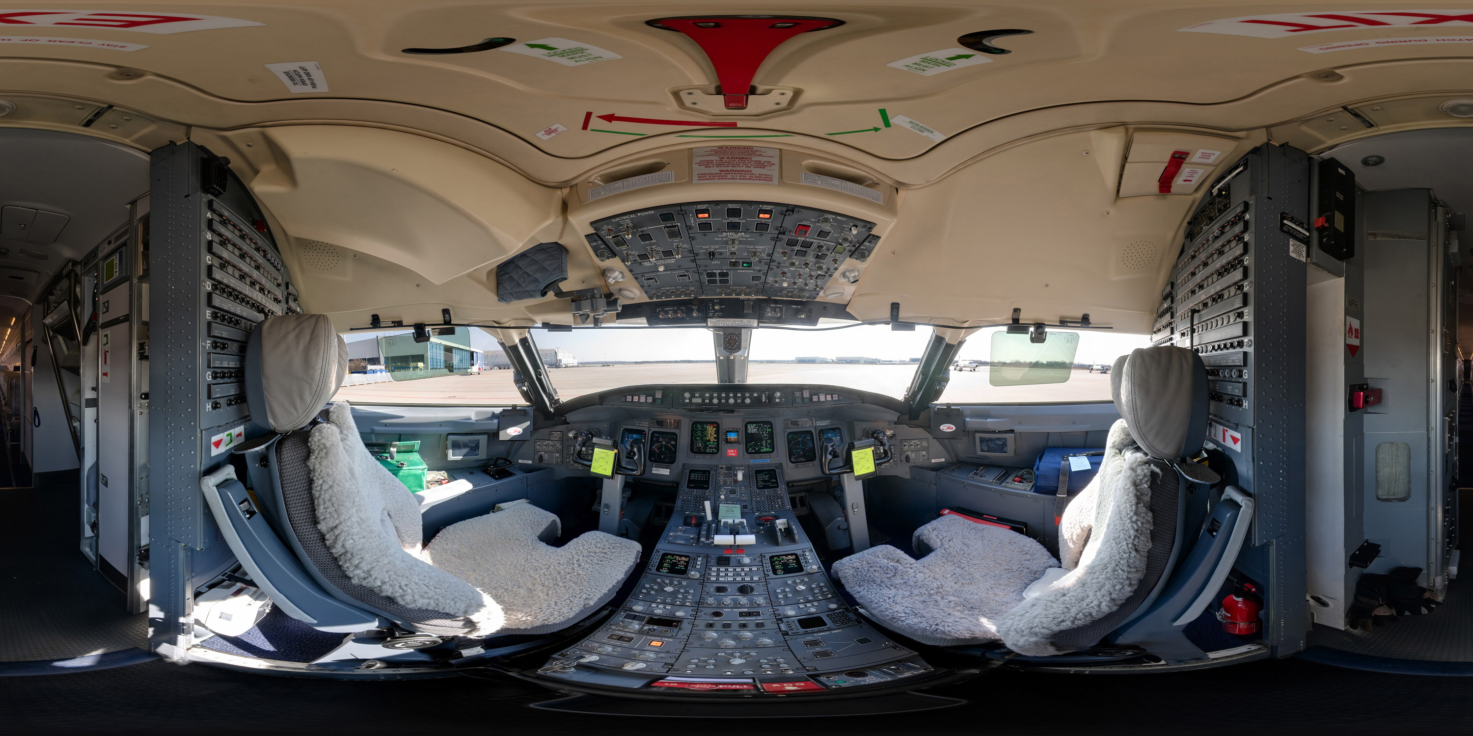 Cockpit Panorama einer Verkehrsmaschine